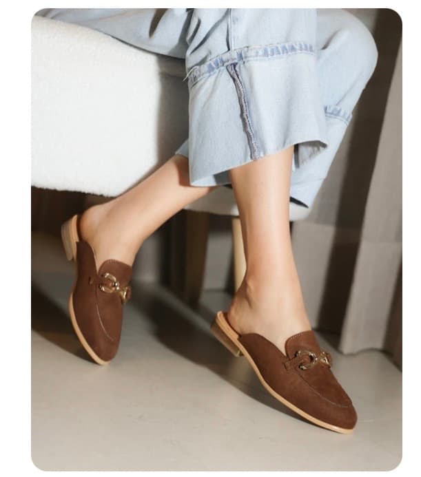 Mocasines mule cafés con cadena metálica